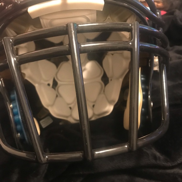 Schutt Black Football Helmet - Picture 3 of 9